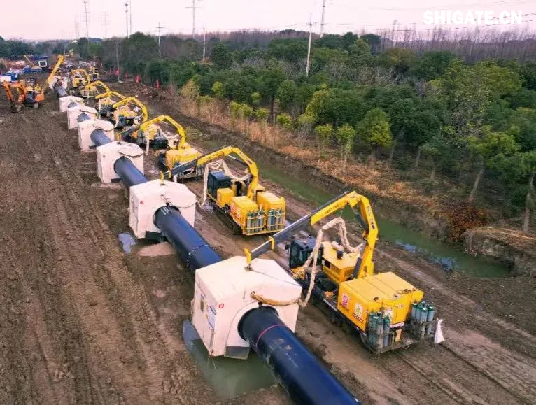 1月1日，國(guó)務(wù)院國(guó)資委新聞中心發(fā)布2024年度央企十大“超級(jí)工程”和央企十大“國(guó)之重器”，河鋼集團(tuán)舞鋼公司參與研制的我國(guó)首個(gè)工業(yè)用途核能供汽項(xiàng)目“和氣一號(hào)”和中俄東線天然氣管道工程、中國(guó)南極秦嶺站，我國(guó)自主設(shè)計(jì)建造的首艘大洋鉆探船“夢(mèng)想”號(hào)、亞洲首艘圓筒型海上油氣加工廠“海葵一號(hào)”、我國(guó)自主研制的更大直徑盾構(gòu)機(jī)“江海號(hào)”分別入選。  2024年以來，舞鋼公司深入落實(shí)“1127”工作規(guī)劃，堅(jiān)持“以客戶需求為導(dǎo)向”，大力推進(jìn)技術(shù)營(yíng)銷，奮力拓展市場(chǎng)；強(qiáng)化科技創(chuàng)新驅(qū)動(dòng)，以填補(bǔ)國(guó)內(nèi)市場(chǎng)空白為目標(biāo)，研發(fā)更多具有舞鋼特色的新產(chǎn)品，助力國(guó)家“超級(jí)工程”建設(shè)和“大國(guó)重器”制造。